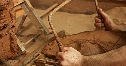 El yapımı kaplama tuğla üretimi: kalıptaki kili kesmek