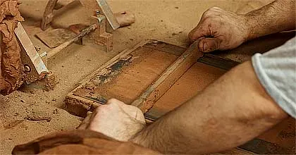 El yapımı kaplama tuğla üretimi: kalıbı düzleştirmek